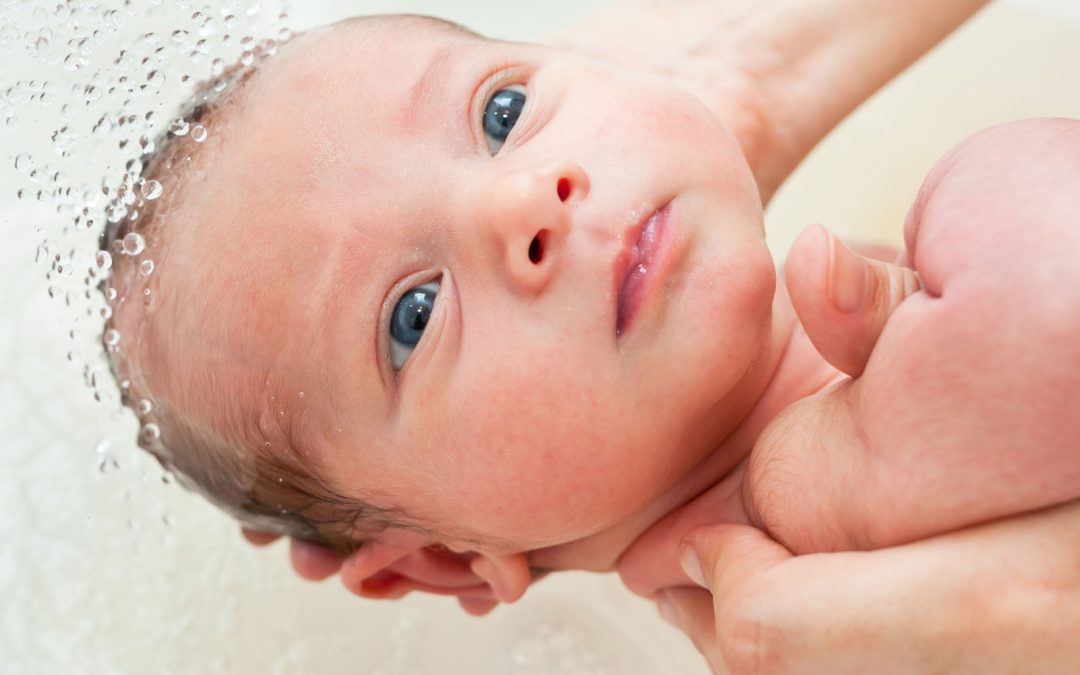 El primer baño del bebé: guía completa para padres primerizos