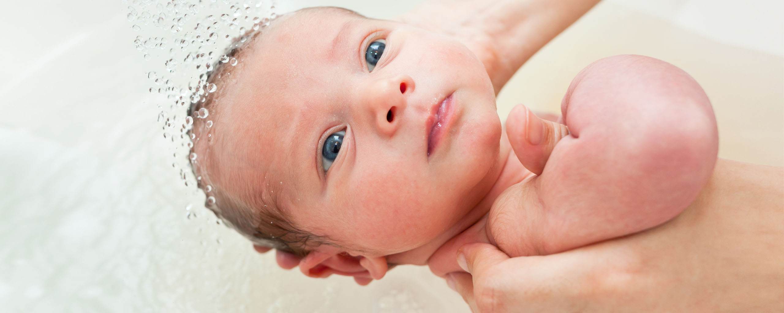 El primer Baño del Bebé: Guía Completa para Padres Primerizos El primer Baño del Bebé: Guía Completa para Padres Primerizos