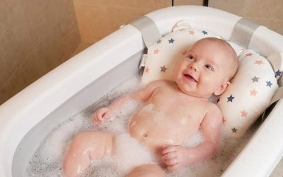 El baño del bebé en vacaciones y fuera de casa: cómo mantener la rutina sin complicaciones