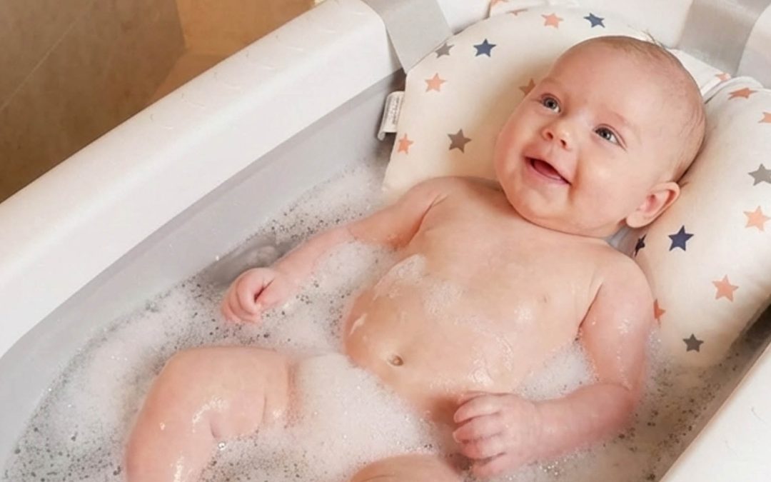 El baño del bebé en vacaciones y fuera de casa: cómo mantener la rutina sin complicaciones