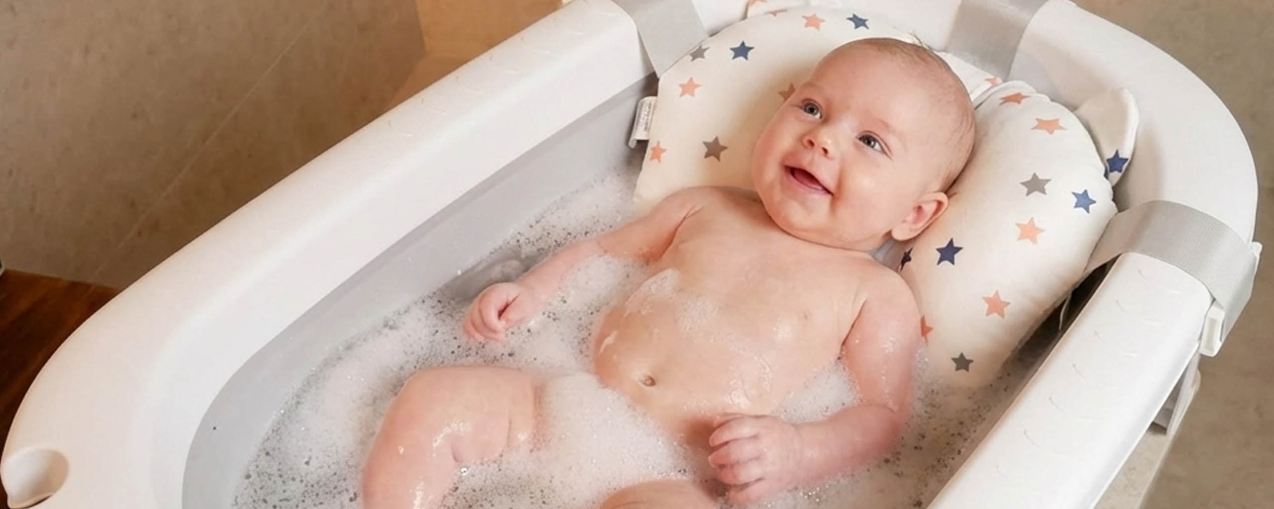 El baño del bebé en vacaciones y fuera de casa: cómo mantener la rutina sin complicaciones